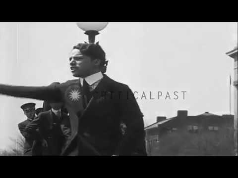 Douglas Fairbanks, Mary Pickford y Charlie Chaplin venden bonos de guerra en la 1º GM