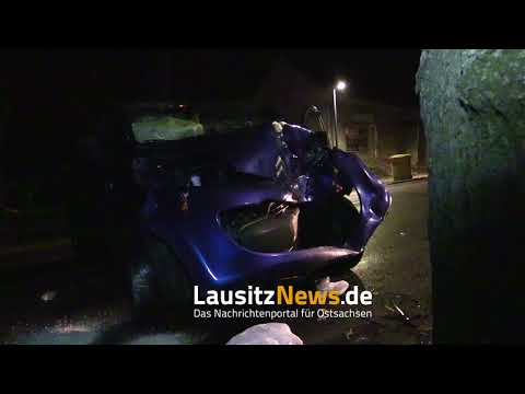 Oppach - Citroen nietet Mülltonnen um und knallt gegen Baum