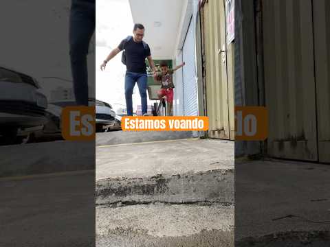 Estamos voando! #pai #filho #paiefilho #brincadeira #shorts #viral #calçada #anápolis #goiás