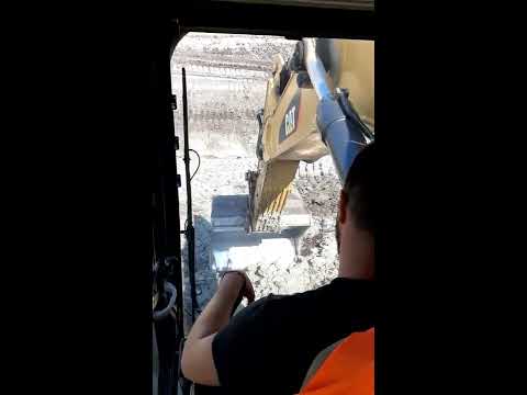 2x Cat 390F - 2x brothers side by side ***CAB VIEW***