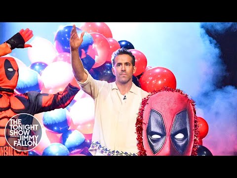 瑞安-雷諾茲騎著死侍花車在《今夜秀》上隆重登場 (Ryan Reynolds Makes His Grand Entrance Riding a Deadpool Float on The Tonight Show)