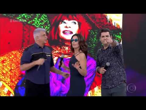Fátima Bernardes aceita desafio no Karaokê e paga MICO no Encontro