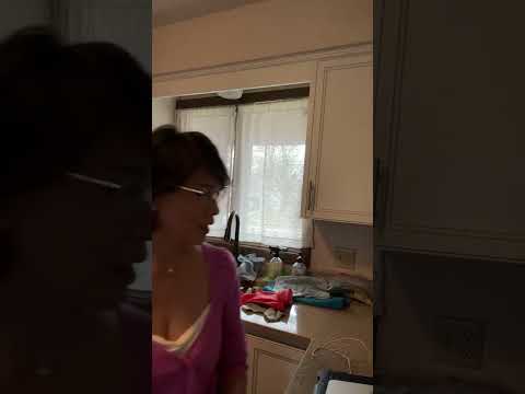 Highlight 1:09:09 - 1:14:09 from Mom Malu is live! Let’s live while cooking.  Double tasking.