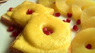 Смотреть онлайн Горячий бутерброд с сыром и ананасами на сковороде