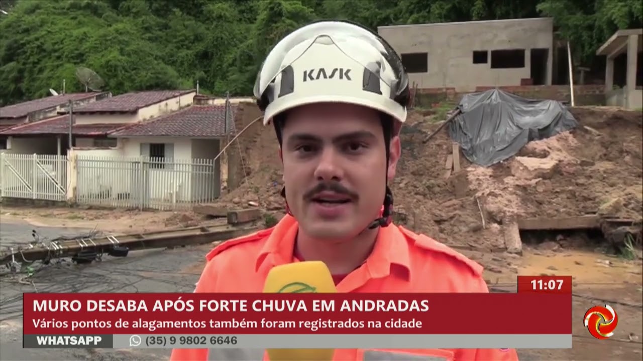 Muro desaba após forte chuva em Andradas
