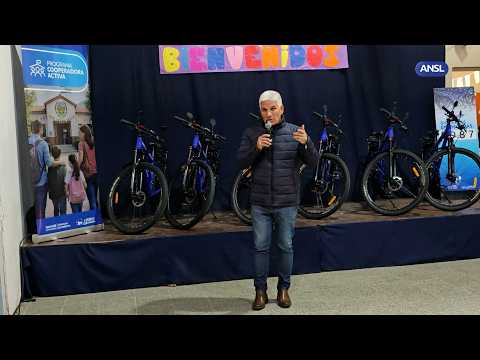 Claudio Poggi, gobernador de San Luis - El Plan TuBi llegó a seis estudiantes de Juan Jorba