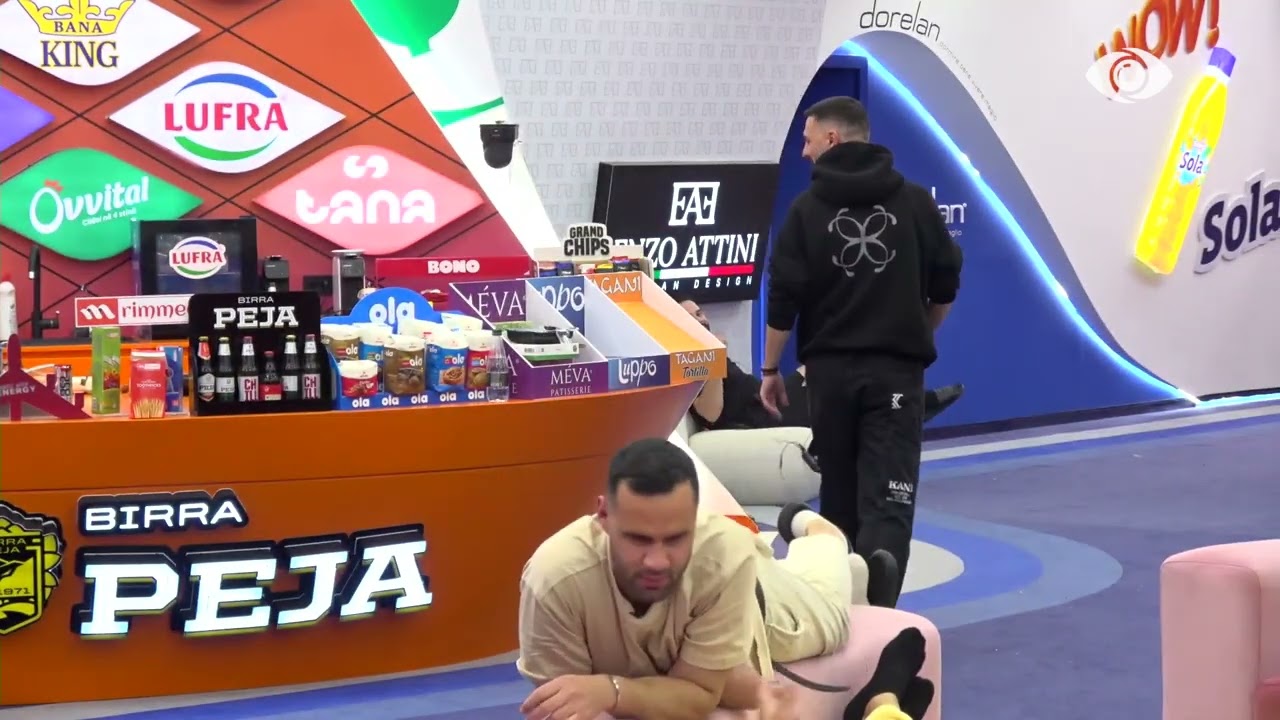 “Po tregon vlera të mëdha njerëzore”/ Stenaldo bisedon me Artanin, Miri i afrohet te veshi