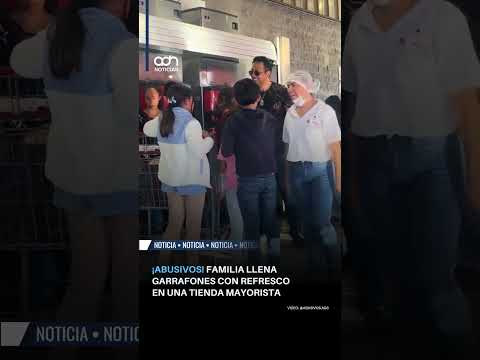 Familia llena garrafones con refresco en una tienda mayorista