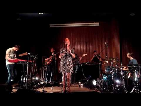 Liz Aku -Ashamed (Live)