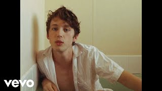 Musik-Video-Miniaturansicht zu Rager teenager! Songtext von Troye Sivan