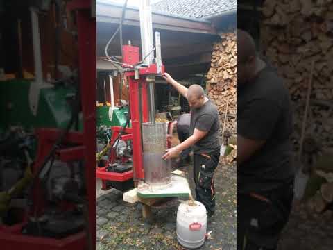 Apfelsaft pressen mit 20 Tonnen Spalter