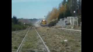 preview picture of video 'Tren Patagonico: EMD GM GT-22CW Nº9073 ingresando a la estación de San Carlos de Bariloche'