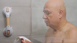 Cómo ayudar a  otra persona a bañarse