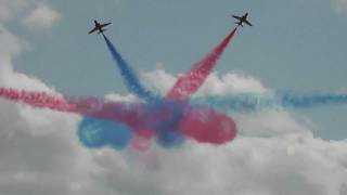 preview picture of video 'RAF Red Arrows extreme 4 Plane crossing very close at Koksijde Air Show 2011 Belgium Full HD'