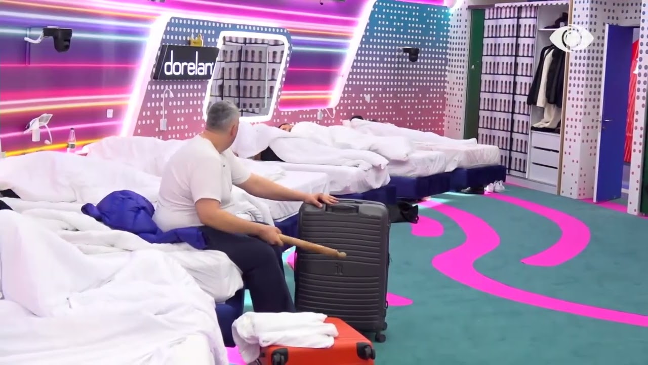 Banorët flenë gjumë, Rogerti bën zhurmë me valixhe: Çohuni besëprerë