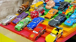 虹色の坂を走るカーズのミニカー♪転がるように黄色い水の中に飛び込んでいく♪