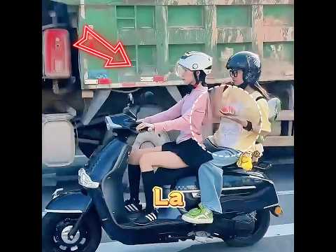 ¡Esta es la mejor motociclista que he visto!😆🛵#shorts #funny #fyp