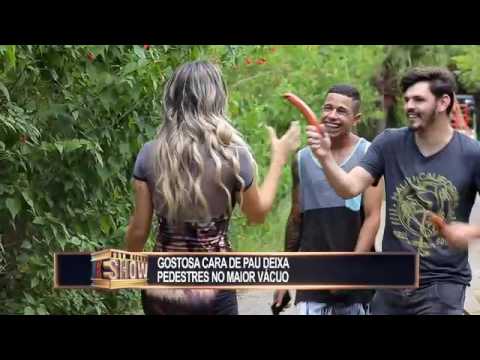 Linguiça? Torneirinha? Pintinho? O que ela está vendo na praça?