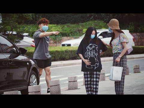 街頭目睹孕婦被丈夫趕下車，路人怒斥：你這樣會家破人亡的！