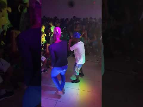Mc Keketo e lk ao vivo Pietro fest  machucando o coleginha