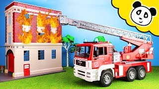 Feuerwehreinsatz mit dem Bruder Feuerwehrauto - Spielzeug auspacken & spielen - Pandido TV
