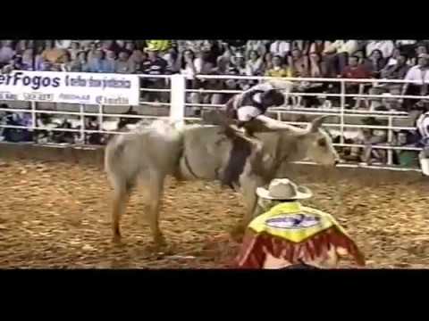 Marcelo Palinkas mostra duelo entre touro Bandido e peão Ananias Pereira no rodeio de Barretos.