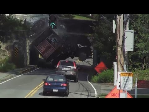 Spektakulär: Lastwagen rast in US-Eisenbahnbrücke