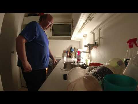 MongoTV_7770 - SÆTTER POMFRITTER OVER OG BLANDER SAFTEVAND TORSDAG AFTEN