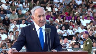 ראש הממשלה בנימין נתניהו בטקס סיום קורס קצינים קרביים בבה"ד 1 (עדכוני משרד ראש הממשלה) - התמונה מוצגת ישירות מתוך אתר האינטרנט יוטיוב. זכויות היוצרים בתמונה שייכות ליוצרה. קישור קרדיט למקור התוכן נמצא בתוך דף הסרטון