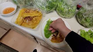 cooking vietnamese crepes with one hand