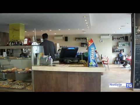 2017-04-11 PRATO Spacca la vetrina al Korner Caffè con un vaso e ruba il registratore di cassa