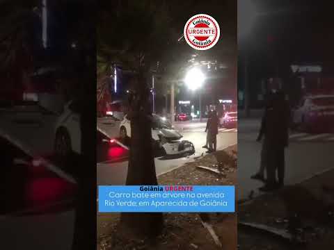 Ford Ka fica destruído após bater em árvore na Avenida Rio Verde, em Aparecida de Goiânia