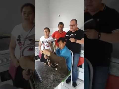 irmão que não tem os braços tocando bonbardino