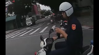 [問卦] 台北市警察可以單手騎機車 喝咖啡嗎