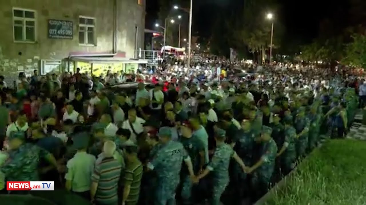  Ոստիկանները միմյանց ձեռք բռնած ուղեկցում են Փաշինյանի երթը Կապանում