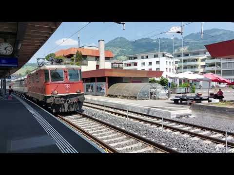 Gotthard Panorama Express durchfahrt im Bahnhof Schwyz