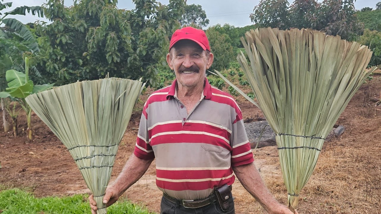 ELE NOS MOSTRA COMO FAZER VASSOURA DE FOLHA DE COQUEIRO