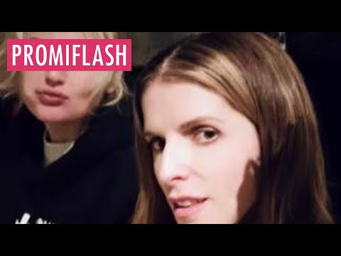 "Pitch Perfect"-Stars Rebel und Anna strahlen im Skiurlaub