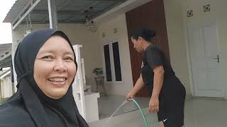 THE DAILY LIFE OF A HOUSEWIFE. THERE'S ALWAYS SOMETHING TO DO, ESPECIALLY WHILE HAVING A FUN CHAT