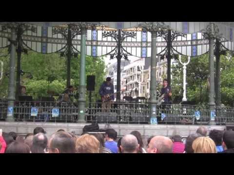 ROOTS OF REVOLUTION - "Queen Of The Place" Bulebarreko kioskoan (HD)