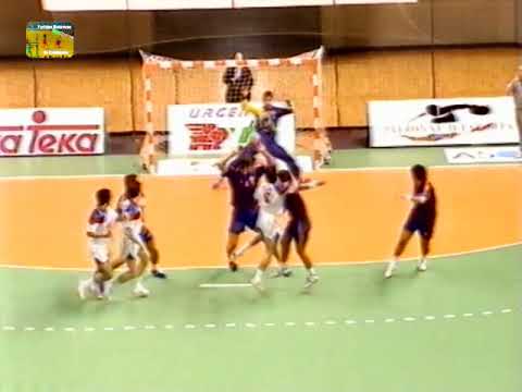 Chechu, lanzando con toda la valentía del mundo por el centro. Copa ASOBAL 1995/96. Final. Castellón