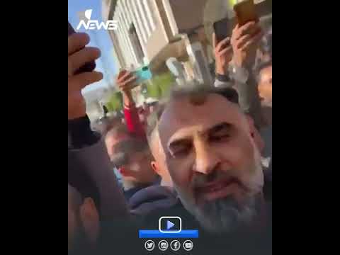 شاهد بالفيديو.. زعيم التيار الصدري #مقتدى_الصدر في آخر ظهور له يرتدي عباءة والده