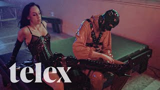 Hétköznap átlagos ember vagyok, hétvégén domina – A Telex dokumentumfilmje