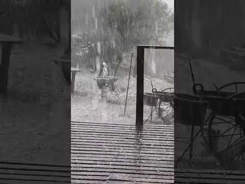 Tanti, Córdoba. Se registró una intensa caída de granizo hace aproximadamente 1 hora.🎥01/11/25