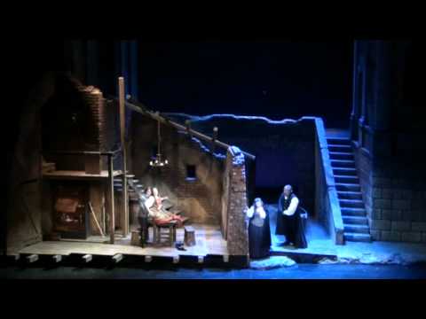 Σκηνή ωτακουστίας από τον Rigoletto [Ριγολέττος] (1851) του Giuseppe Verdi: το κουαρτέτο της Γ΄ Πράξης («Bella figlia dell'amore»), όπου ο Δούκας της Μάντοβας (Michael Wade Lee [Μάικλ Γουέιντ Λη]) αποπλανά τη Μανταλένα (Samantha Korbey [Σαμάνθα Κόρμπυ]), ενώ ο Ριγολέττος (Mark Delavan [Μαρκ Ντέλαβαν]) και η Τζίλντα (Λιούμποφ Πετρόβα [Lyubov Petrova]) κρυφακούν από έξω. Η ωτακουστία λειτουργεί εδώ ως καταλύτης τραγικής εξέλιξης: η Τζίλντα, αντιμέτωπη ηχητικά με την απιστία του Δούκα, θα αποφασίσει να θυσιαστεί στη θέση του.Pittsburgh Opera, μουσική διεύθυνση: Antony Walker [Άντονι Ουόκερ] (Benedum Center, 2012). 