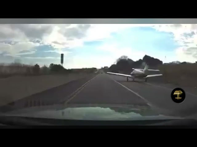 El arriesgado e intrépido aterrizaje de una avioneta en una carretera con coches en movimiento