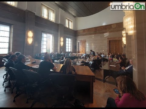 Terni, consiglio comunale: scontro Ferranti-Fiorini con ‘ammonimento’. «Me la sbatto sull'ano»