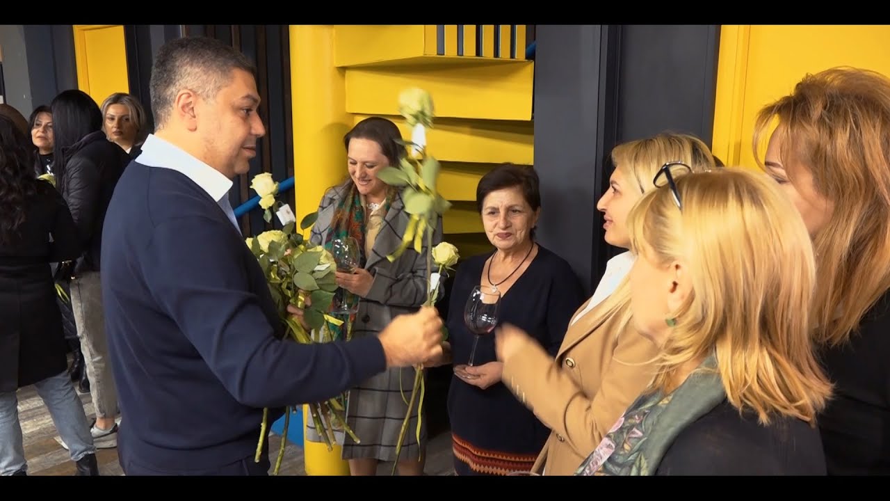 Արթուր Վանեցյանը շնորհավորում է կանանց