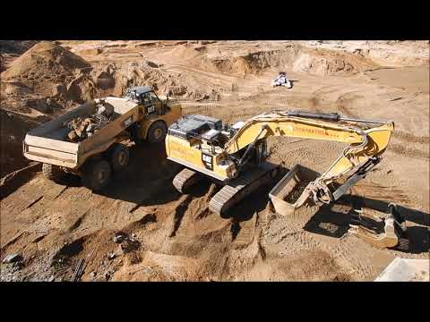 Bagger CAT 352F lädt CAT 745 Dumper