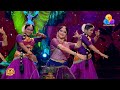 മൗലിയിൽ മയിൽ‌പീലി ചാർത്തി നൃത്തഭാവങ�